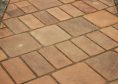 Брусчатка из песчаника Терракотово-красный галтованная (состаренная) для мощения