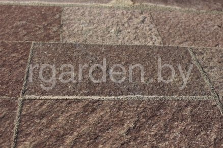 Брусчатка из плитняка Лемезит бордо пиленая для мощения