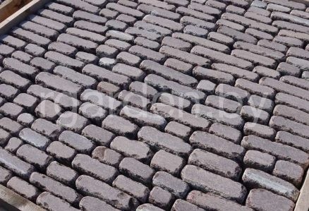 Брусчатка из плитняка Лемезит бордо пиленая для мощения