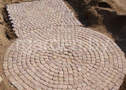 Брусчатка из песчаника Терракотово-красный галтованная (состаренная) для мощения