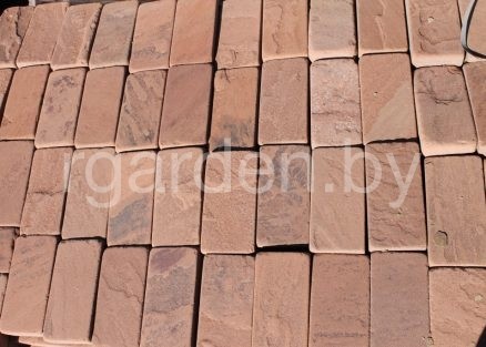 Брусчатка из песчаника Терракотово-красный галтованная (состаренная) для мощения