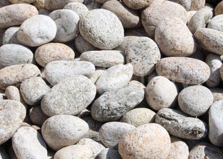белая речная галька