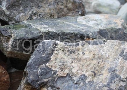 Валун Змеевик