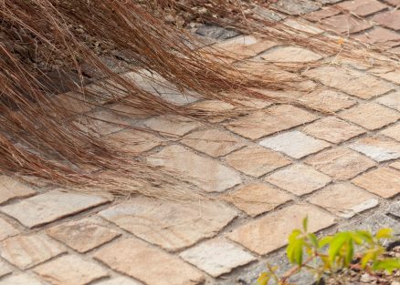 Брусчатка из песчаника Желтый колотая для мощения