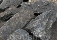 Валун черный Златолит