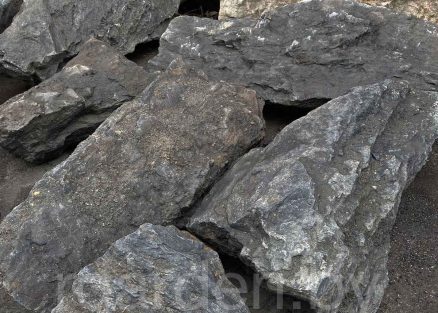 Валун черный Златолит