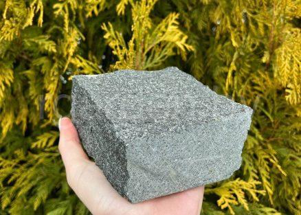 Брусчатка габбро пилено-колотая